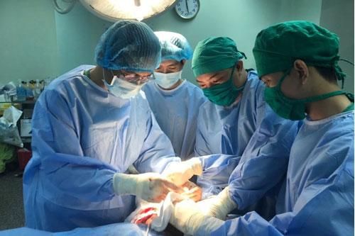 Khớp vai mọc bướu khổng lồ, mất dần chức năng do 'tin' thầy lang bó thuốc