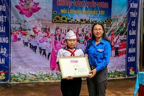 Tuyên dương học sinh nghèo nhặt lại 50 triệu đồng rồi trả lại cho người bị đánh rơi