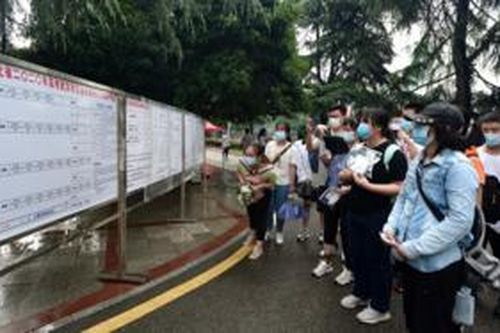Gần 11 triệu thí sinh Trung Quốc bước vào kỳ thi đại học: Người được ngồi trong khách sạn ôn thi, kẻ phải chèo thuyền vượt lũ tới phòng thi