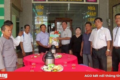 Lãnh đạo huyện Tri Tôn chúc mừng Đại lễ 18-5