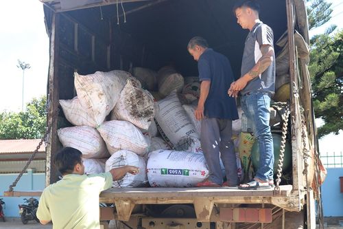 Gia Lai: Phát hiện xe ô tô vận chuyển hơn 8 tấn mỡ động vật không rõ nguồn gốc