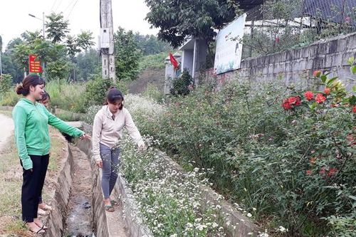 Hưởng ứng đợt thi đua '90 hành động thiết thực vì phụ nữ, trẻ em'