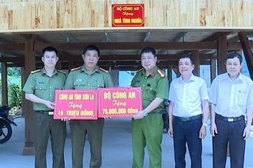 Công an tỉnh Sơn La bàn giao Nhà tình nghĩa