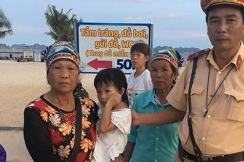 Công an Hạ Long giúp nhiều cháu bé đi tắm biển bị lạc