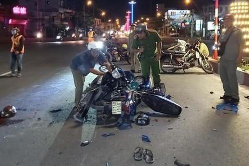 Hai người nguy kịch vì xe máy chạy ngược chiều