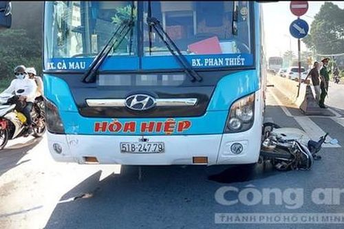 Xe giường nằm kéo lê xe máy, nữ công nhân tử vong thương tâm