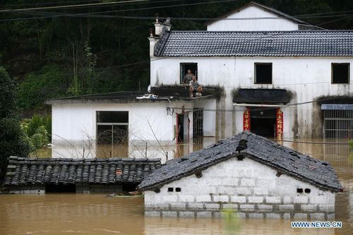Mưa lũ càn quét, nhiều khu vực Trung Quốc nâng mức cảnh báo
