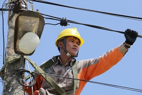 Thợ điện nhọc nhằn dưới trời nắng gay gắt