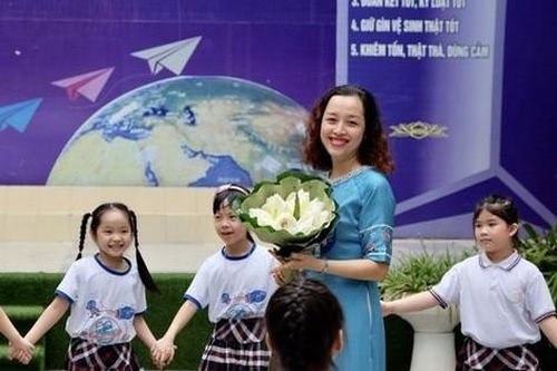 Xúc động bài thơ cô giáo lớp 1 gửi học trò khi chia tay sau năm học dài nhất lịch sử