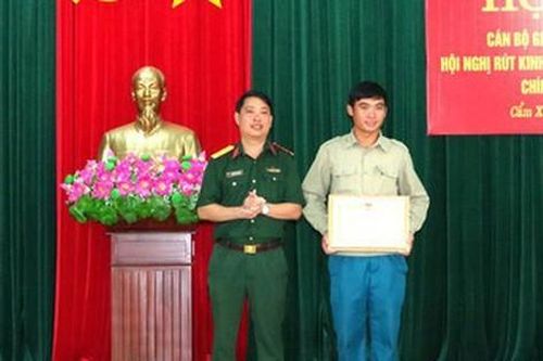 Tặng bằng khen cho xã đội phó dũng cảm cứu người tự tử