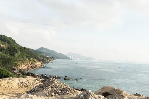 Tắm biển, ba khách du lịch bị đuối nước