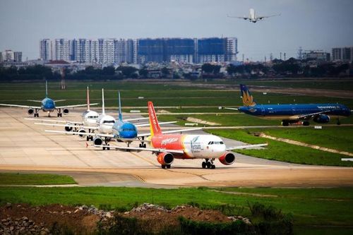 Nội Bài, Tân Sơn Nhất sửa đường băng, máy bay xếp hàng chờ cất cánh