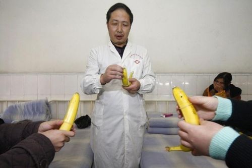 Thầy giáo Hàn bị chỉ trích vì dùng chuối để giáo dục giới tính
