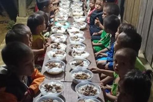 Bữa liên hoan bằng mì gà của 34 học sinh giữa đỉnh trời