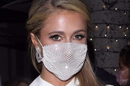 Paris Hilton bị ném đá vì đeo khẩu trang đính đá 'có như không'