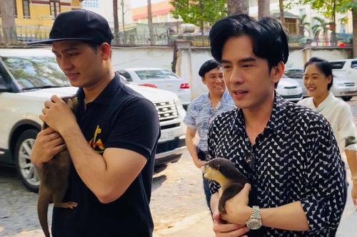 Đan Trường tặng hai con rái cá cho Thảo Cầm Viên