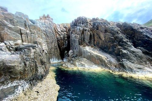 Ngắm 'hồ bơi giữa biển' Việt Nam y hệt cảnh Bắc Âu