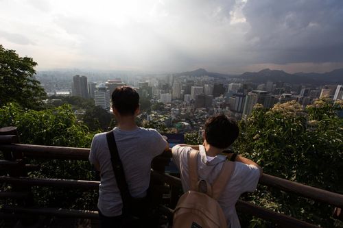Hàn Quốc thúc giục quan chức bán bớt nhà ở Seoul