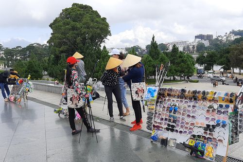 Hàng rong bao vây thành phố 'mộng mơ'
