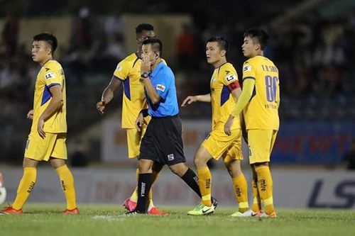 CĐV SLNA đòi thay trưởng Ban Trọng tài