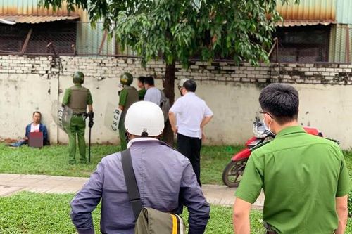 Người đàn ông có biểu hiện 'lạ' dùng dao tự đâm vào bụng