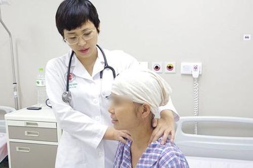 Nữ bệnh nhân ung thư suy kiệt vì chỉ ăn rau xanh để... chữa bệnh