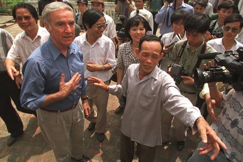 Cựu Đại sứ Mỹ tại Việt Nam Pete Peterson: Từ gian nan buổi đầu đến mối lương duyên bền vững