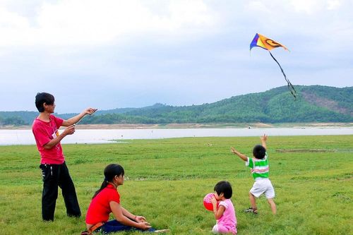 Gam màu nào cho bức tranh mùa hè của con trẻ?