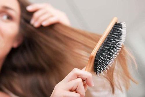 5 hành động vô tình khiến mái tóc đã hư yếu ngày càng gãy rụng
