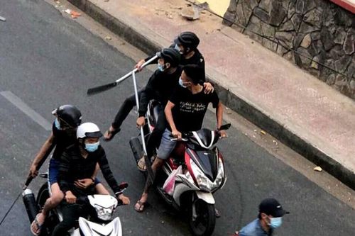 Mâu thuẫn trên Facebook, học sinh vác mã tấu, dao phóng lợn đi 'giải quyết'