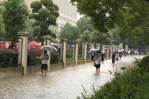 Lở đất ở Hồ Bắc vùi lấp 9 người sau cơn mưa lớn nhất trong năm