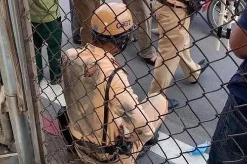 Phóng ô tô kéo lê trung úy cảnh sát trên đường Hà Nội