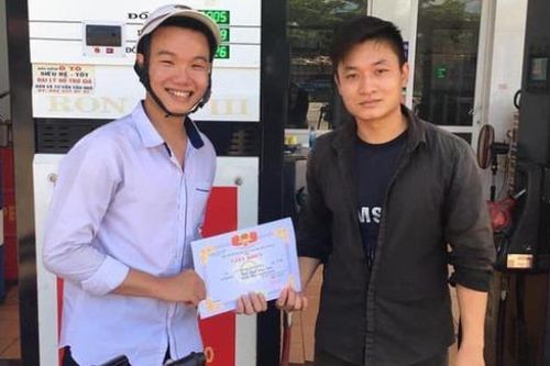 Bật cười với hình ảnh nam sinh 'khoe' giấy khen 'khắp thế gian'