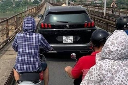 Coi thường biển cấm, 2 tài xế lái ô tô qua cầu Long Biên bị phạt