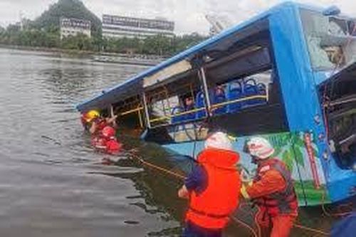Xe chở học sinh thi đại học lao xuống hồ
