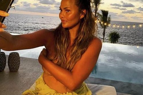 Chrissy Teigen tung ảnh bán nude 'quấy nhiễu' fans