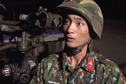 Lính phòng không huấn luyện đêm