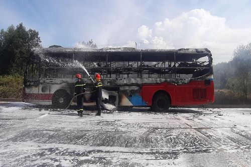 Xe khách bốc cháy dữ dội khi đang lưu thông trên đường