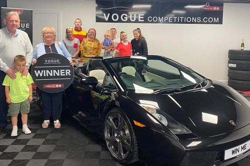 Cụ bà trúng siêu xe Lamborghini Gallardo mui trần nhưng không biết lái xe