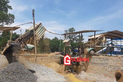 Thợ khai thác cát phát minh máy 'hô biến' rác thải thành vật liệu xây dựng