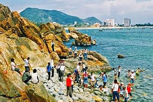 Tắm biển khi sóng lớn, 3 du khách đuối nước tử vong