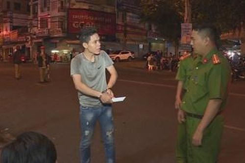 Dẫn bạn gái vào uống cà phê, nam thanh niên bị đâm gục tại chỗ