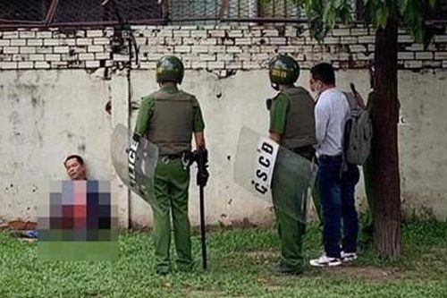 Người đàn ông cầm hung khí tự đâm vào bụng