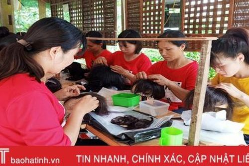 Phụ nữ xã miền núi Hà Tĩnh làm tóc giả, thu nhập thật!