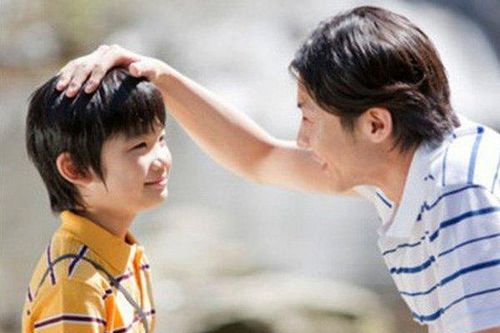 Bố mẹ 'đứng hình' khi thấy con trai 5 tuổi cầm hộp bao cao su, kèm theo câu hỏi hồn nhiên
