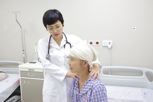 Bệnh nhân ung thư phổi đuối sức sụt 8kg vì ăn rau xanh thải độc, tập theo giáo phái lạ trên internet