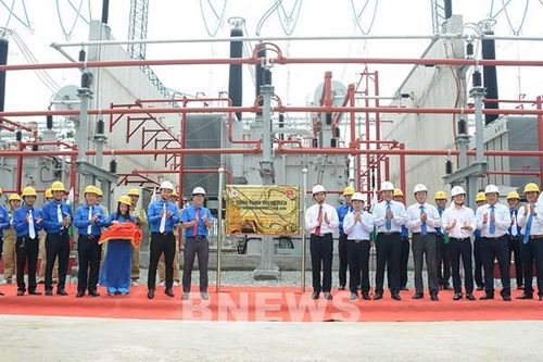 Gắn biển công trình chào mừng Đại hội Đảng EVN lần thứ III