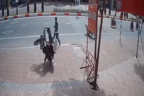 Clip: Quay đầu xe chạy trốn cảnh sát trật tự, hai nam thanh niên nhận lại cái kết 'cực nhọ'