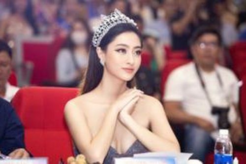 Hoa hậu Lương Thùy Linh trễ nải khoe ngực đầy, mang vương miện 3 tỷ đi chấm thi