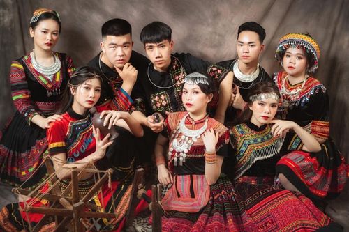 Bộ ảnh kỷ yếu đậm chất dân tộc của học sinh Cao Bằng 'gây sốt' mạng xã hội